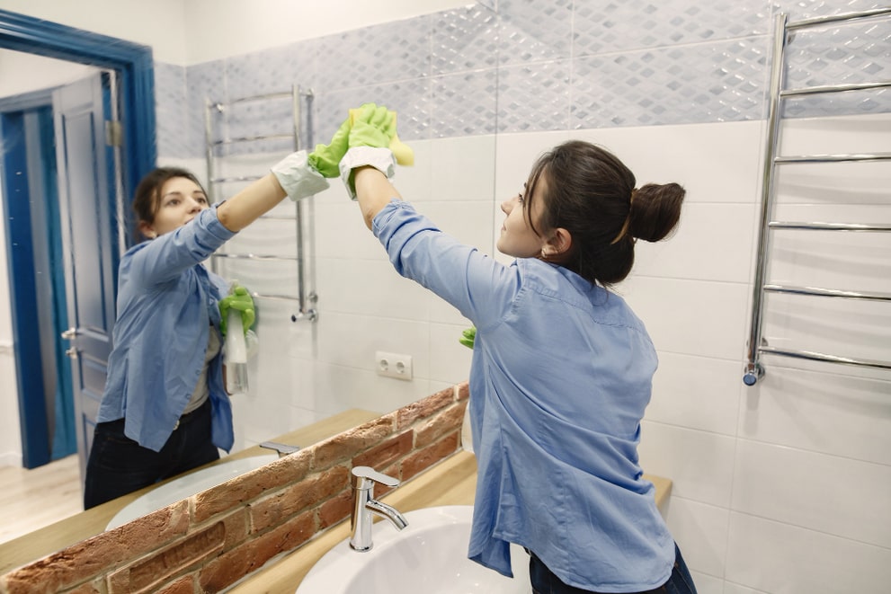 Cleaning and Maintaining Your Bathroom Mirror: Tips and Tricks